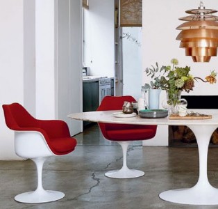 Tulip fauteuil en Saarinen eettafel van Knoll International