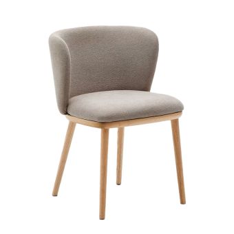 Ontdek de Kave Home Ciselia eetstoel met chenille bekleding en essenhouten poten. Comfortabel, stijlvol en duurzaam, perfect voor elke eetkamer of keuken.
