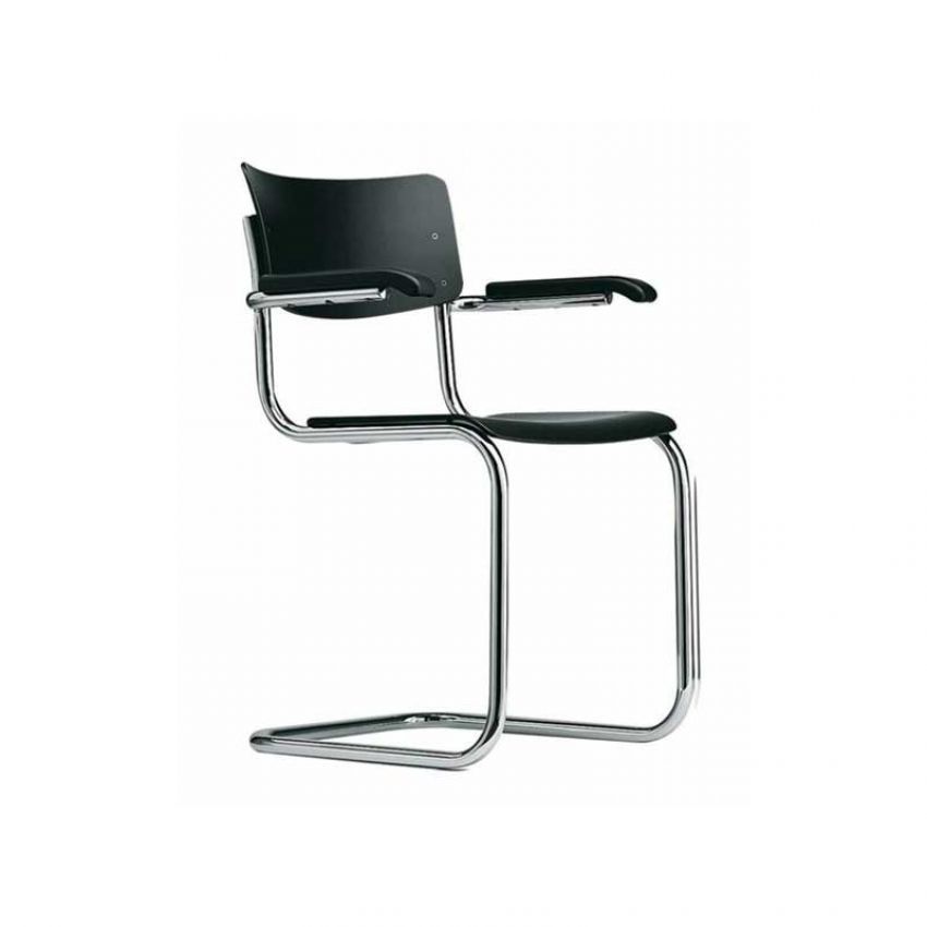 Thonet S43 F eetstoel met zwart houten zitting, armleuning en rugleuning, verchroomd cantilever frame – modern en tijdloos design bij Van Til Interieur.